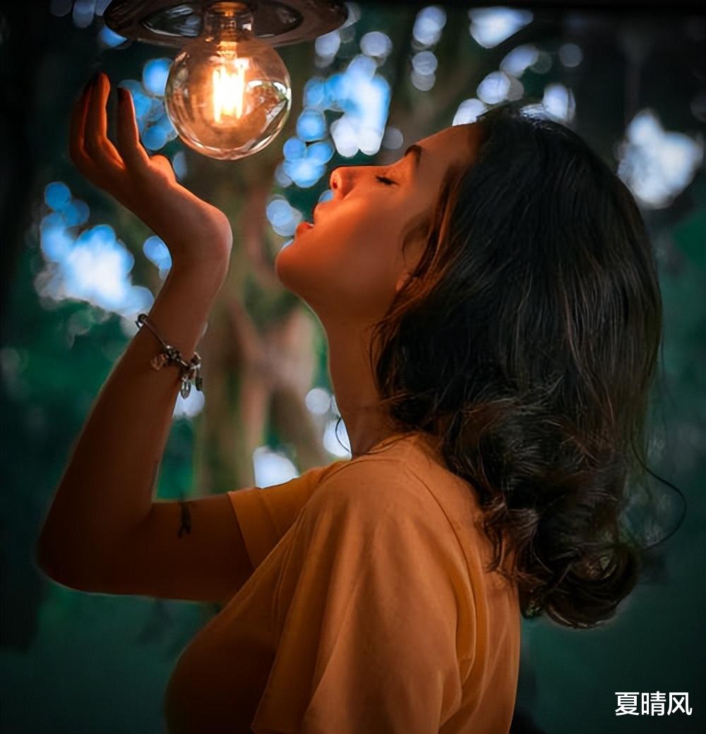 做梦梦到自己谈恋爱了是什么意思，梦见谈恋爱通常反映了潜意识中对情感连接、亲密关系或自我认同的渴望，也可能与近期情感体验、心理状态或生活变化有关。